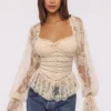 Cara Vintage Elfenbein Langarm-Spitzen-Peplum-Oberteil Cara Vintage Elfenbein Langarm-Spitzen-Peplum-Oberteil