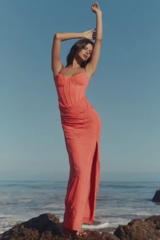 Carmella Coral – Maxikleid mit Handstickerei