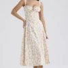 Carmen Elfenbeinfarbenes Baumwoll-Bustier-Sommerkleid mit Wiesenprint Carmen Elfenbeinfarbenes Baumwoll-Bustier-Sommerkleid mit Wiesenprint
