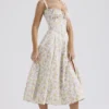 Carmen Hellblaues Baumwoll-Bustier-Sommerkleid mit Wiesenprint Carmen Hellblaues Baumwoll-Bustier-Sommerkleid mit Wiesenprint