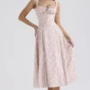 Carmen – Weißes Baumwoll-Bustier-Sommerkleid mit Rosenknospen-Print Carmen – Weißes Baumwoll-Bustier-Sommerkleid mit Rosenknospen-Print