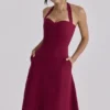 Carolla Weinrotes Midi-Kleid aus weichem Twill mit Neckholder Carolla Weinrotes Midi-Kleid aus weichem Twill mit Neckholder