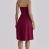 Carolla Weinrotes Midi-Kleid aus weichem Twill mit Neckholder Carolla Weinrotes Midi-Kleid aus weichem Twill mit Neckholder