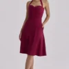 Carolla Weinrotes Midi-Kleid aus weichem Twill mit Neckholder Carolla Weinrotes Midi-Kleid aus weichem Twill mit Neckholder
