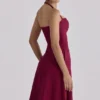Carolla Weinrotes Midi-Kleid aus weichem Twill mit Neckholder Carolla Weinrotes Midi-Kleid aus weichem Twill mit Neckholder