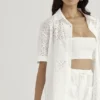 Carrie Weisses Broderie-Anglaise-Hemd Carrie Weisses Broderie-Anglaise-Hemd