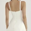 Cassandra Minikleid aus elfenbeinfarbenem Satin und Spitze Cassandra Minikleid aus elfenbeinfarbenem Satin und Spitze