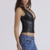 Catalina Schwarzes Oberteil aus veganem Leder mit V-Ausschnitt Catalina Schwarzes Oberteil aus veganem Leder mit V-Ausschnitt