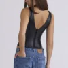 Catalina Schwarzes Oberteil aus veganem Leder mit V-Ausschnitt Catalina Schwarzes Oberteil aus veganem Leder mit V-Ausschnitt
