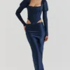 Charlene – Maxirock aus marineblauem Satin im Schrägschnitt Charlene – Maxirock aus marineblauem Satin im Schrägschnitt