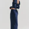 Charlene – Maxirock aus marineblauem Satin im Schrägschnitt Charlene – Maxirock aus marineblauem Satin im Schrägschnitt