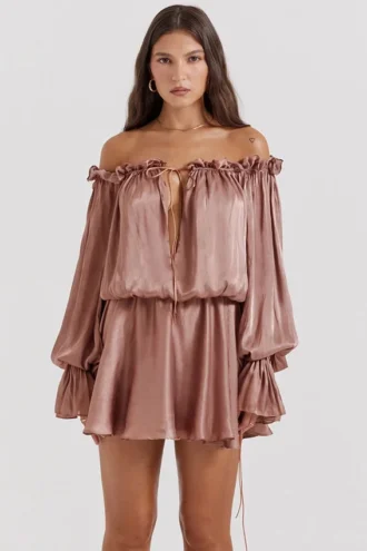 Chaya Haselnussfarbenes schulterfreies Kleid