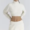 Cheyenne – Kurzer, grob gestrickter Bouclé-Pullover aus Wolle in Elfenbein Cheyenne – Kurzer, grob gestrickter Bouclé-Pullover aus Wolle in Elfenbein