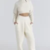 Cheyenne – Kurzer, grob gestrickter Bouclé-Pullover aus Wolle in Elfenbein Cheyenne – Kurzer, grob gestrickter Bouclé-Pullover aus Wolle in Elfenbein