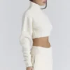 Cheyenne – Kurzer, grob gestrickter Bouclé-Pullover aus Wolle in Elfenbein Cheyenne – Kurzer, grob gestrickter Bouclé-Pullover aus Wolle in Elfenbein
