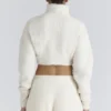 Cheyenne – Kurzer, grob gestrickter Bouclé-Pullover aus Wolle in Elfenbein Cheyenne – Kurzer, grob gestrickter Bouclé-Pullover aus Wolle in Elfenbein