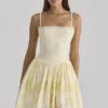 Chloe Lemon Mini-Kleid aus maßgefertigter Broderie-Anglaise-Spitze Chloe Lemon Mini-Kleid aus maßgefertigter Broderie-Anglaise-Spitze