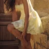 Chloe Lemon Mini-Kleid aus maßgefertigter Broderie-Anglaise-Spitze Chloe Lemon Mini-Kleid aus maßgefertigter Broderie-Anglaise-Spitze