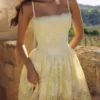 Chloe Lemon Mini-Kleid aus maßgefertigter Broderie-Anglaise-Spitze Chloe Lemon Mini-Kleid aus maßgefertigter Broderie-Anglaise-Spitze