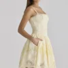 Chloe Lemon Mini-Kleid aus maßgefertigter Broderie-Anglaise-Spitze Chloe Lemon Mini-Kleid aus maßgefertigter Broderie-Anglaise-Spitze