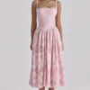 Chloe – Midi-Sommerkleid aus rosa Baumwolle mit Broderie-Anglaise-Spitze Chloe – Midi-Sommerkleid aus rosa Baumwolle mit Broderie-Anglaise-Spitze