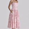 Chloe – Midi-Sommerkleid aus rosa Baumwolle mit Broderie-Anglaise-Spitze Chloe – Midi-Sommerkleid aus rosa Baumwolle mit Broderie-Anglaise-Spitze