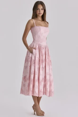 Chloe – Midi-Sommerkleid aus rosa Baumwolle mit Broderie-Anglaise-Spitze