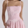 Chloe – Midi-Sommerkleid aus rosa Baumwolle mit Broderie-Anglaise-Spitze Chloe – Midi-Sommerkleid aus rosa Baumwolle mit Broderie-Anglaise-Spitze