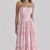 Chloe – Midi-Sommerkleid aus rosa Baumwolle mit Broderie-Anglaise-Spitze Chloe – Midi-Sommerkleid aus rosa Baumwolle mit Broderie-Anglaise-Spitze