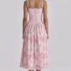 Chloe – Midi-Sommerkleid aus rosa Baumwolle mit Broderie-Anglaise-Spitze Chloe – Midi-Sommerkleid aus rosa Baumwolle mit Broderie-Anglaise-Spitze