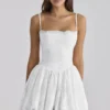 Chloe Weißes maßgeschneidertes Minikleid aus Spitze und Baumwolle mit Broderie Anglaise Chloe Weißes maßgeschneidertes Minikleid aus Spitze und Baumwolle mit Broderie Anglaise