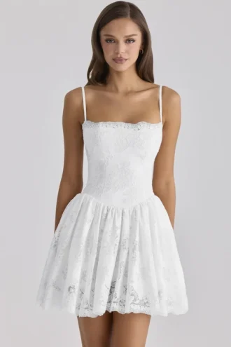 Chloe Weißes maßgeschneidertes Minikleid aus Spitze und Baumwolle mit Broderie Anglaise
