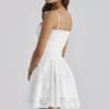 Chloe Weißes maßgeschneidertes Minikleid aus Spitze und Baumwolle mit Broderie Anglaise Chloe Weißes maßgeschneidertes Minikleid aus Spitze und Baumwolle mit Broderie Anglaise