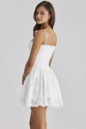 Chloe Weißes maßgeschneidertes Minikleid aus Spitze und Baumwolle mit Broderie Anglaise