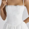 Chloe Weißes maßgeschneidertes Minikleid aus Spitze und Baumwolle mit Broderie Anglaise Chloe Weißes maßgeschneidertes Minikleid aus Spitze und Baumwolle mit Broderie Anglaise