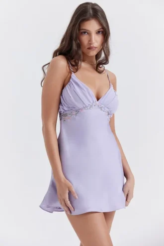 Christa – Besticktes Minikleid in Lavendel