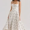 Claudia – cremefarbenes Midi-Kleid aus Stretch-Baumwolle mit Gänseblümchenprint und Neckholder-Ausschnitt Claudia – cremefarbenes Midi-Kleid aus Stretch-Baumwolle mit Gänseblümchenprint und Neckholder-Ausschnitt
