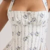 Claudia – cremefarbenes Midi-Kleid aus Stretch-Baumwolle mit Gänseblümchenprint und Neckholder-Ausschnitt Claudia – cremefarbenes Midi-Kleid aus Stretch-Baumwolle mit Gänseblümchenprint und Neckholder-Ausschnitt