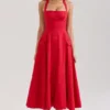 Claudia – Midi-Kleid aus roter Stretch-Baumwolle mit Knöpfen und Neckholder-Ausschnitt Claudia – Midi-Kleid aus roter Stretch-Baumwolle mit Knöpfen und Neckholder-Ausschnitt