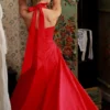 Claudia – Midi-Kleid aus roter Stretch-Baumwolle mit Knöpfen und Neckholder-Ausschnitt Claudia – Midi-Kleid aus roter Stretch-Baumwolle mit Knöpfen und Neckholder-Ausschnitt
