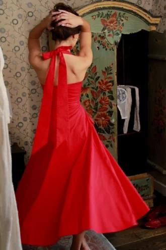 Claudia – Midi-Kleid aus roter Stretch-Baumwolle mit Knöpfen und Neckholder-Ausschnitt