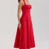 Claudia – Midi-Kleid aus roter Stretch-Baumwolle mit Knöpfen und Neckholder-Ausschnitt Claudia – Midi-Kleid aus roter Stretch-Baumwolle mit Knöpfen und Neckholder-Ausschnitt