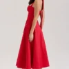 Claudia – Midi-Kleid aus roter Stretch-Baumwolle mit Knöpfen und Neckholder-Ausschnitt Claudia – Midi-Kleid aus roter Stretch-Baumwolle mit Knöpfen und Neckholder-Ausschnitt