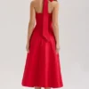 Claudia – Midi-Kleid aus roter Stretch-Baumwolle mit Knöpfen und Neckholder-Ausschnitt Claudia – Midi-Kleid aus roter Stretch-Baumwolle mit Knöpfen und Neckholder-Ausschnitt
