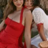 Claudia – Midi-Kleid aus roter Stretch-Baumwolle mit Knöpfen und Neckholder-Ausschnitt Claudia – Midi-Kleid aus roter Stretch-Baumwolle mit Knöpfen und Neckholder-Ausschnitt