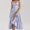 Claudia – Midi-Kleid aus Stretch-Baumwolle mit blauem Blumenprint und Neckholder-Ausschnitt Claudia – Midi-Kleid aus Stretch-Baumwolle mit blauem Blumenprint und Neckholder-Ausschnitt