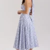 Claudia – Midi-Kleid aus Stretch-Baumwolle mit blauem Blumenprint und Neckholder-Ausschnitt Claudia – Midi-Kleid aus Stretch-Baumwolle mit blauem Blumenprint und Neckholder-Ausschnitt