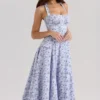 Claudia – Midi-Kleid aus Stretch-Baumwolle mit blauem Blumenprint und Neckholder-Ausschnitt Claudia – Midi-Kleid aus Stretch-Baumwolle mit blauem Blumenprint und Neckholder-Ausschnitt