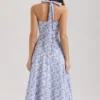 Claudia – Midi-Kleid aus Stretch-Baumwolle mit blauem Blumenprint und Neckholder-Ausschnitt Claudia – Midi-Kleid aus Stretch-Baumwolle mit blauem Blumenprint und Neckholder-Ausschnitt