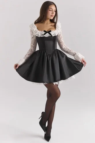 Cleora Schwarzes Minikleid mit Spitzenrüschen